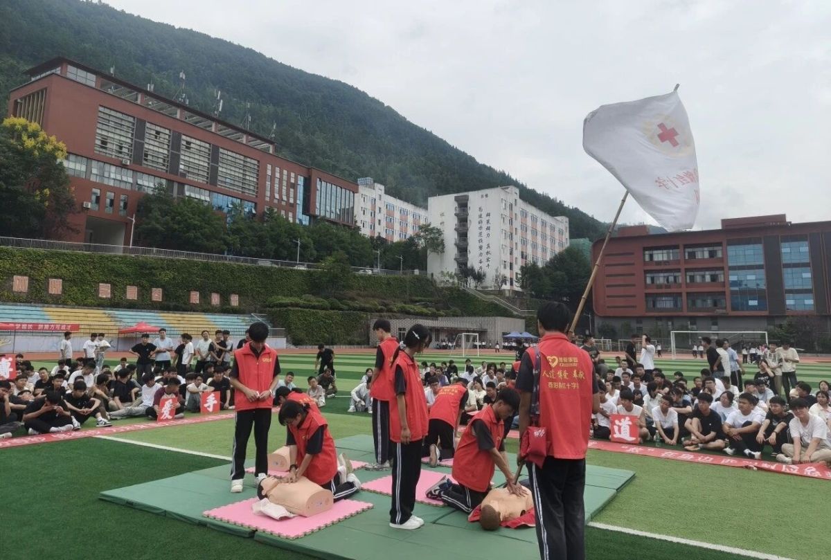 图为应急救护培训现场。重庆市酉阳职业教育中心供图 图为应急救护培训现场。重庆市酉阳职业教育中心供图