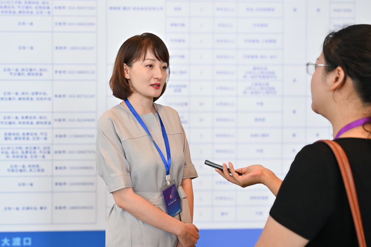 图为厦门银行重庆分行副行长王珊姗接受中新网专访。何蓬磊 摄 图为厦门银行重庆分行副行长王珊姗接受中新网专访。何蓬磊 摄