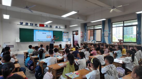 图为刘晓东正在上课。巫山县委宣传部供图 图为刘晓东正在上课。巫山县委宣传部供图