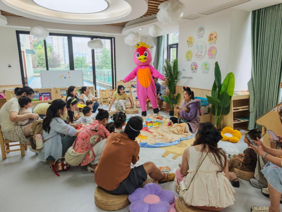 图为保育人员带领家长进行亲子绘本阅读。翁昌韦 摄 图为保育人员带领家长进行亲子绘本阅读。翁昌韦 摄
