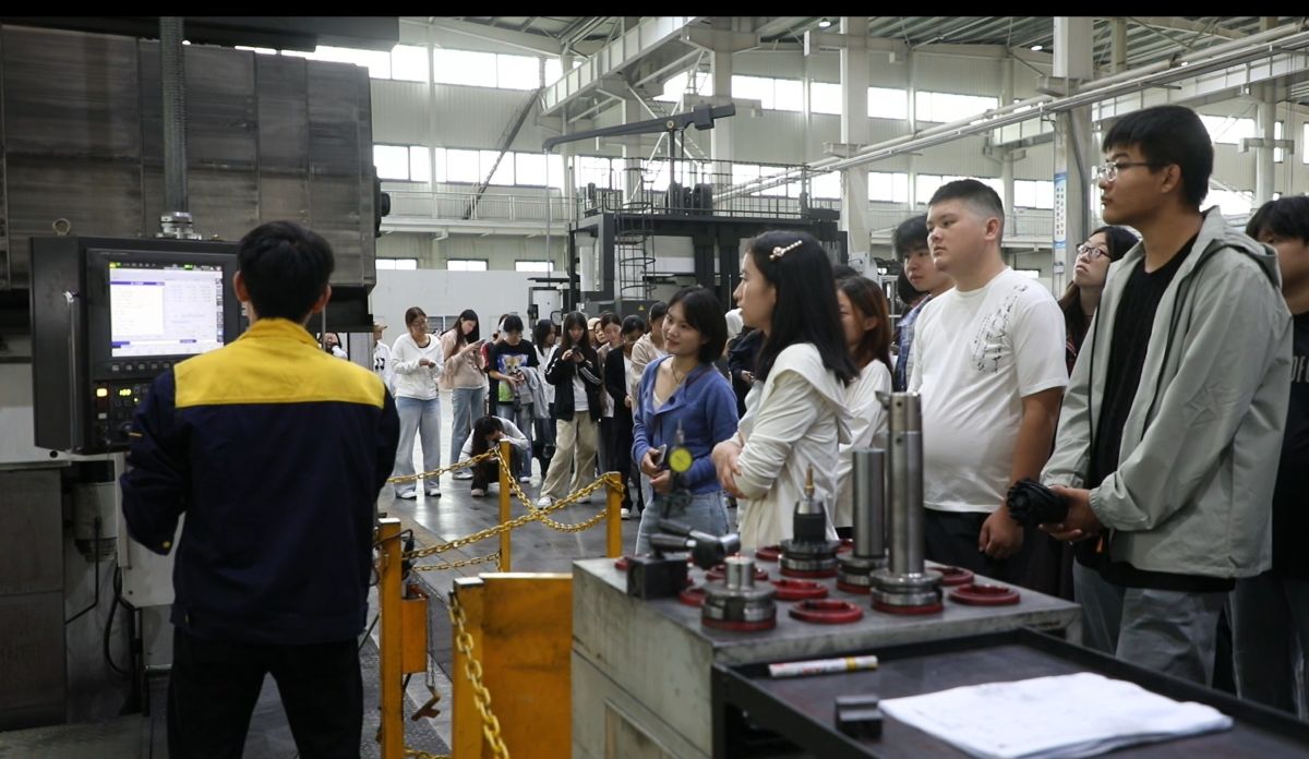 图为准毕业生到企业参访。周应 摄 图为准毕业生到企业参访。周应 摄
