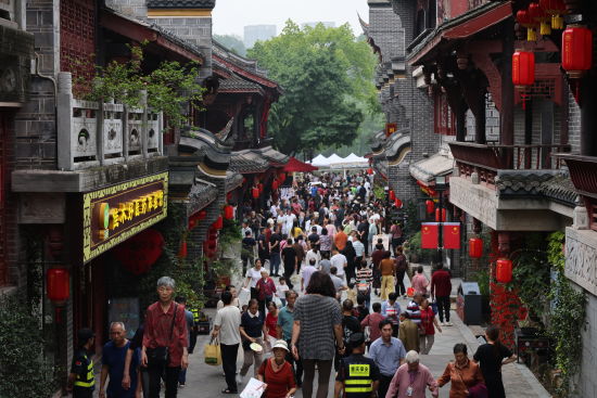 图为璧山中医药特色文化街区游人如织。曾清龙 摄 图为璧山中医药特色文化街区游人如织。曾清龙 摄