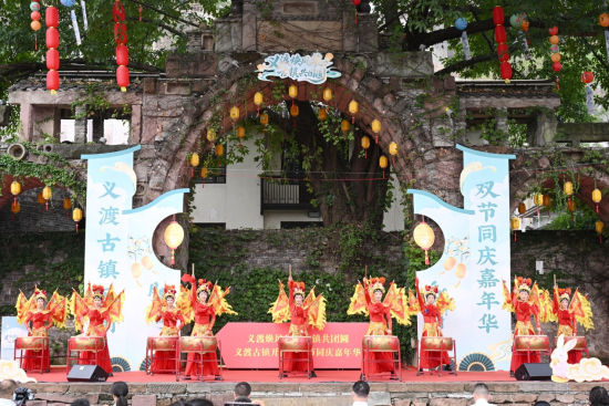 图为启幕仪式现场。 杨梦逸 摄 图为启幕仪式现场。 杨梦逸 摄