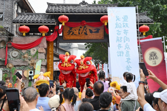 图为舞狮表演现场。 杨梦逸 摄 图为舞狮表演现场。 杨梦逸 摄