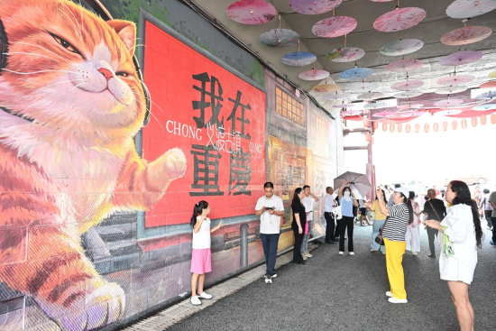 图为市民在义渡古镇打卡。 杨梦逸 摄 图为市民在义渡古镇打卡。 杨梦逸 摄