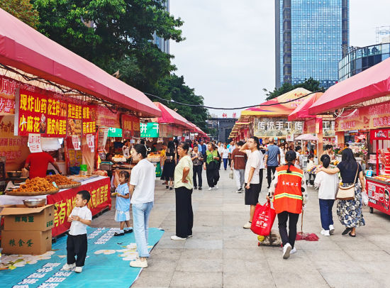 图为线下消费现场。铜梁区委宣传部 供图 图为线下消费现场。铜梁区委宣传部 供图