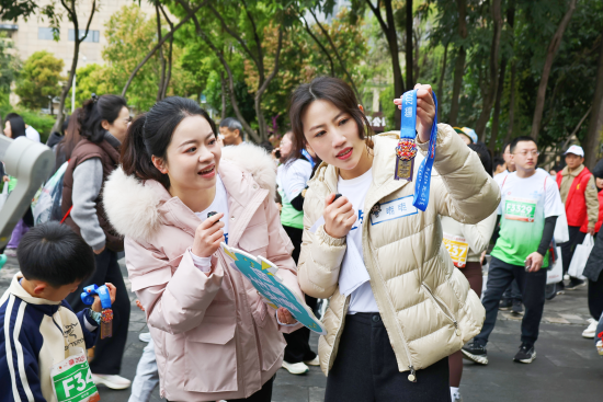图为恒丰银行重庆合川支行青年员工在合川半程马拉松现场开展金融直播。恒丰银行重庆分行供图 图为恒丰银行重庆合川支行青年员工在合川半程马拉松现场开展金融直播。恒丰银行重庆分行供图