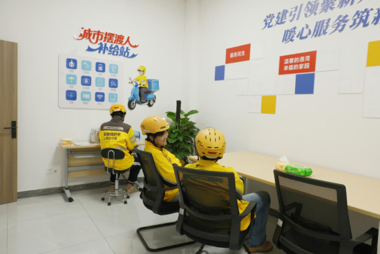 图为外卖骑手在服务中心歇息。 谭超平 摄 图为外卖骑手在服务中心歇息。 谭超平 摄