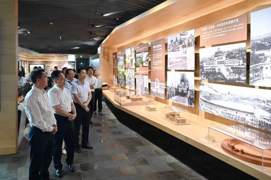 图为港澳台侨代表人士走进重庆市规划展览馆参观。中新网记者 何蓬磊 摄 图为港澳台侨代表人士走进重庆市规划展览馆参观。中新网记者 何蓬磊 摄