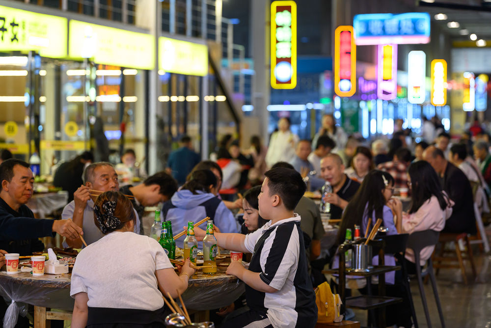 图为游客在美心红酒小镇就业帮扶车间室内美食街吃火锅。记者 何蓬磊 摄 图为游客在美心红酒小镇就业帮扶车间室内美食街吃火锅。记者 何蓬磊 摄