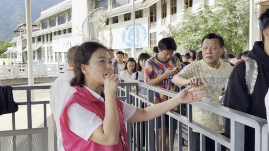 图为工作人员正在引导游客。巫山县委宣传部 供图 图为工作人员正在引导游客。巫山县委宣传部 供图