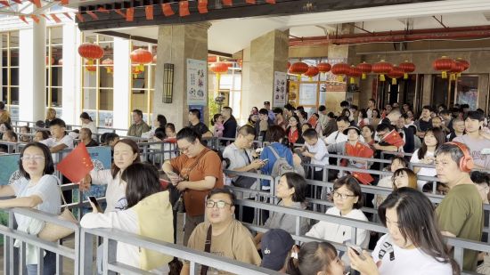图为游客正在有序排队。巫山县委宣传部 供图 图为游客正在有序排队。巫山县委宣传部 供图