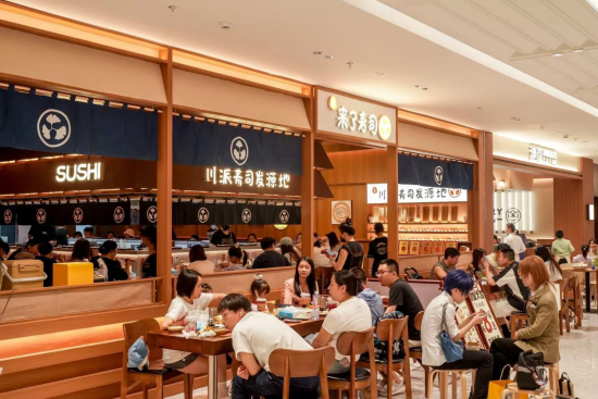 图为游客在商场内就餐。两江新区宣传部 供图 图为游客在商场内就餐。两江新区宣传部 供图