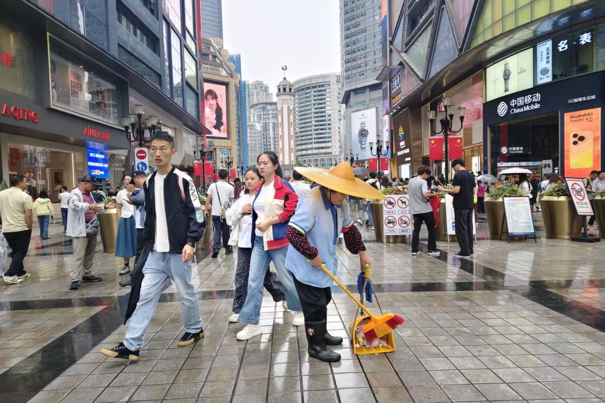 图为保洁人员正在清扫垃圾。渝中区解放碑城市综合管理所供图 图为保洁人员正在清扫垃圾。渝中区解放碑城市综合管理所供图