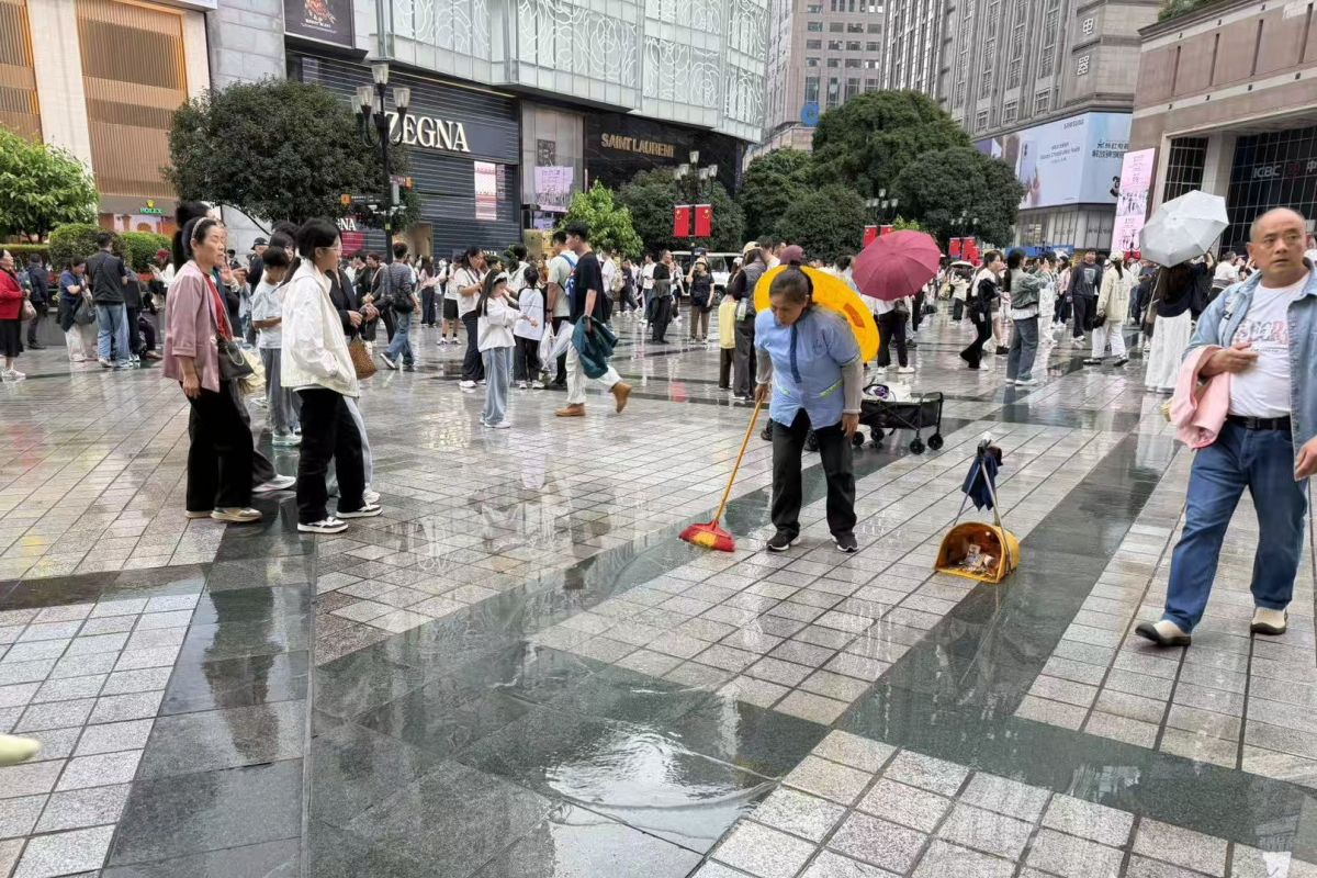 图为保洁人员正在清扫垃圾。渝中区解放碑城市综合管理所供图 图为保洁人员正在清扫垃圾。渝中区解放碑城市综合管理所供图