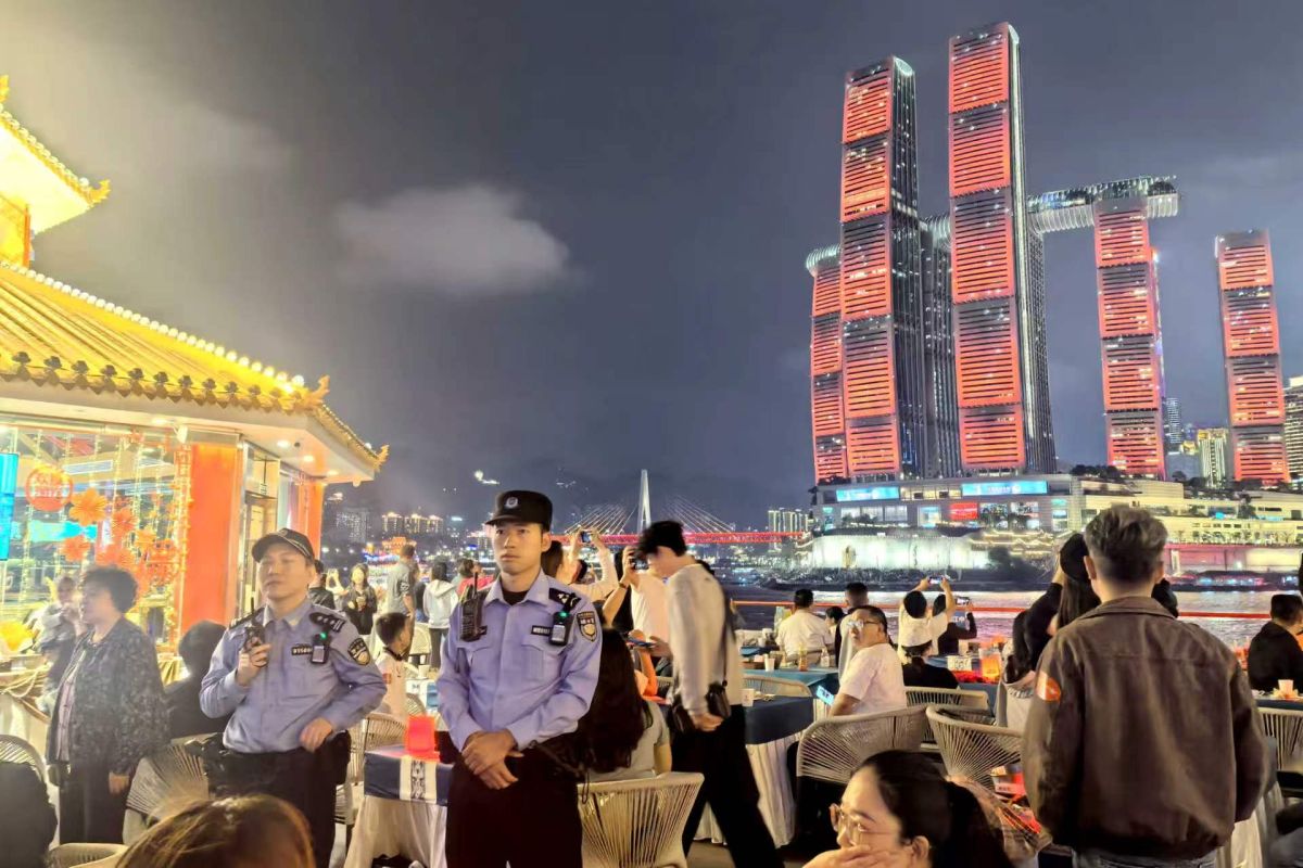 图为国庆假期,民警在洪崖洞坚守岗位。重庆市公安局水上分局 供图 图为国庆假期,民警在洪崖洞坚守岗位。重庆市公安局水上分局 供图