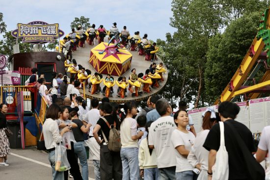图为游客正在红酒小镇游玩。杨孝永 摄 图为游客正在红酒小镇游玩。杨孝永 摄