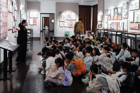 图为川渝学子围在中国西部科学院旧址陈列馆讲解员身边,聆听先辈科学报国的往事。陈晓慧 摄 图为川渝学子围在中国西部科学院旧址陈列馆讲解员身边,聆听先辈科学报国的往事。陈晓慧 摄