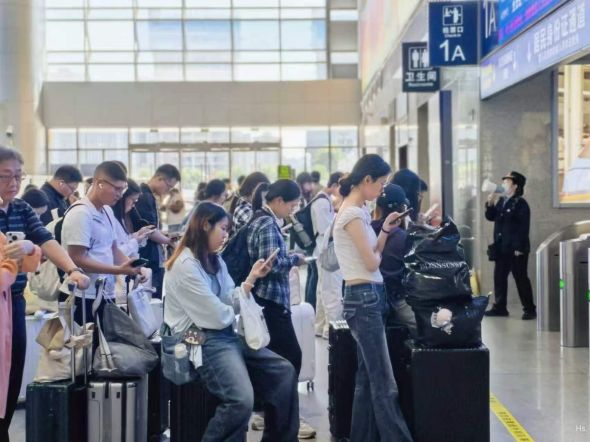 图为万州北站出行的旅客。中国铁路成都局集团有限公司涪陵车务段 供图 图为万州北站出行的旅客。中国铁路成都局集团有限公司涪陵车务段 供图