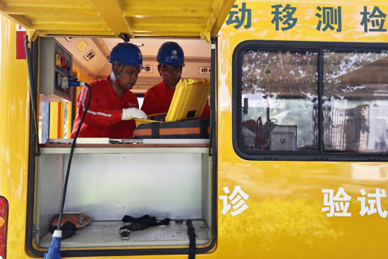 图为黄帆带领班组成员穿梭在南岸区的大街小巷,对电缆进行检修和监测。龚超 摄 图为黄帆带领班组成员穿梭在南岸区的大街小巷,对电缆进行检修和监测。龚超 摄