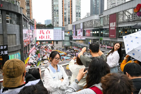 图为10月4日,游客在观音桥商圈“我在重庆”打卡点拍照打卡。王加喜 摄 图为10月4日,游客在观音桥商圈“我在重庆”打卡点拍照打卡。王加喜 摄