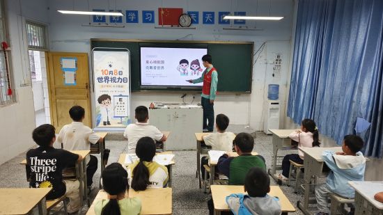 图为服务队队员在塘坳小学教授科普爱眼护眼内容。廖霜 摄 图为服务队队员在塘坳小学教授科普爱眼护眼内容。廖霜 摄
