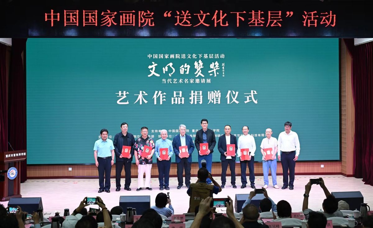 图为市民参观展览。 杨梦逸 摄 图为市民参观展览。 杨梦逸 摄