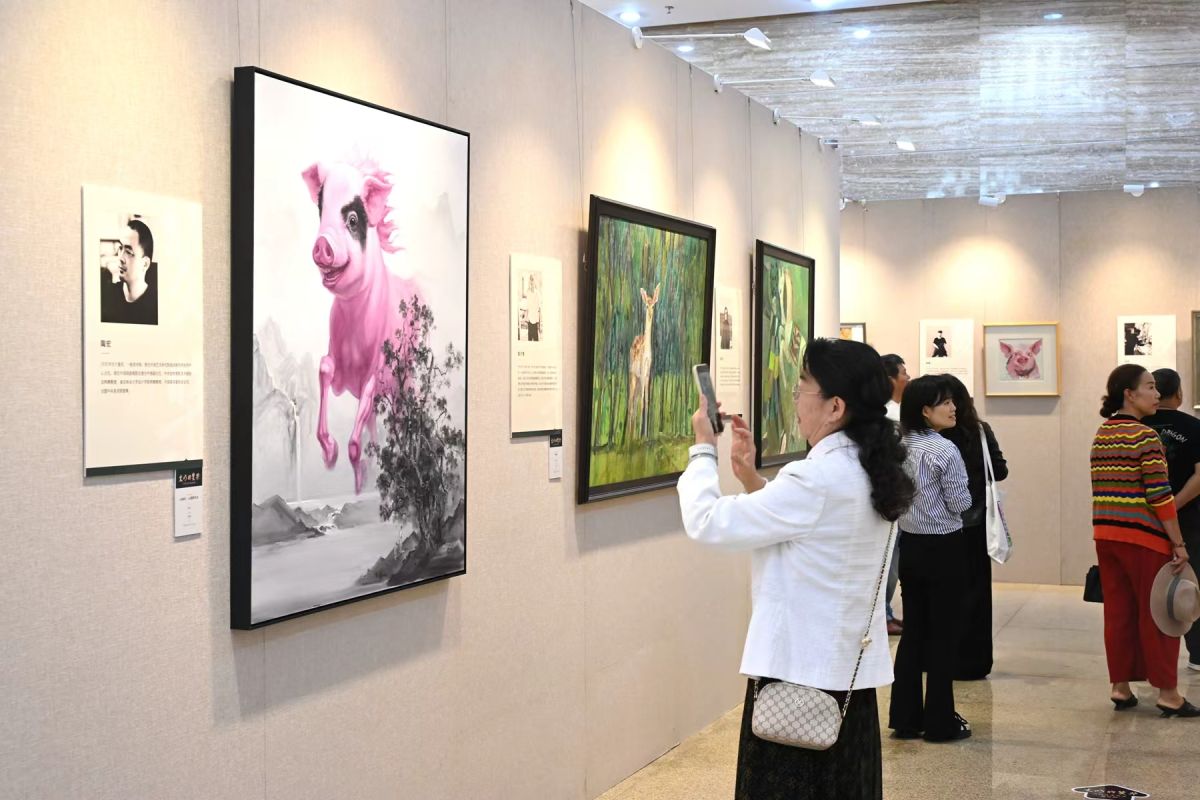 图为市民参观展览。 杨梦逸 摄 图为市民参观展览。 杨梦逸 摄