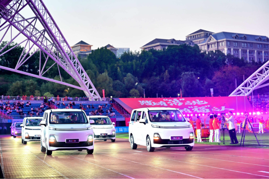 图为向上V6亮相2026重庆城市足球超级联赛。鑫源集团供图 图为向上V6亮相2026重庆城市足球超级联赛。鑫源集团供图