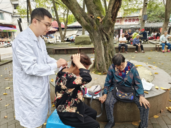 图为医师正在为患者开展针灸等中医适宜技术服务。金灿 摄 图为医师正在为患者开展针灸等中医适宜技术服务。金灿 摄