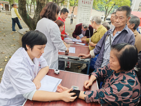 图为医生正在为居民测量血压。金灿 摄 图为医生正在为居民测量血压。金灿 摄