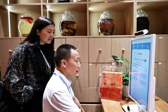 图为市民体验AI诊疗。罗杰 摄 图为市民体验AI诊疗。罗杰 摄