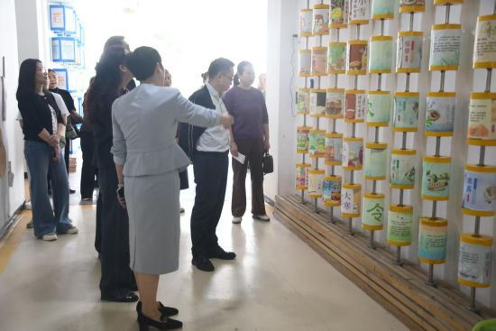 图为嘉宾参观园内中医药特色阵地。大足区龙水第二幼儿园供图 图为嘉宾参观园内中医药特色阵地。大足区龙水第二幼儿园供图