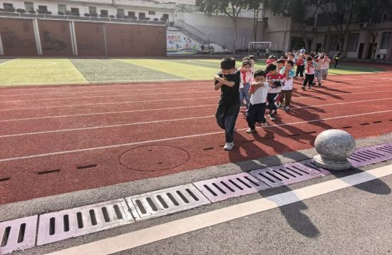 图为学生有序开展应急疏散撤离。合川区行知小学校供图 图为学生有序开展应急疏散撤离。合川区行知小学校供图