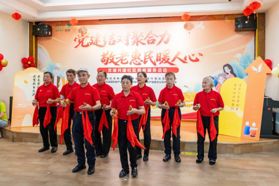 图为康美街道银竹苑社区养老服务站节目展演现场。张霁雯 摄 图为康美街道银竹苑社区养老服务站节目展演现场。张霁雯 摄