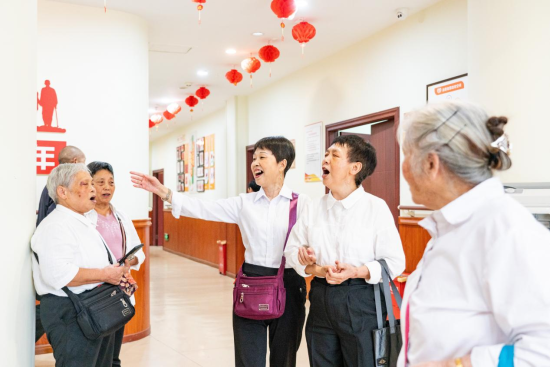 图为居民在养老服务站放声歌唱。张霁雯 摄 图为居民在养老服务站放声歌唱。张霁雯 摄