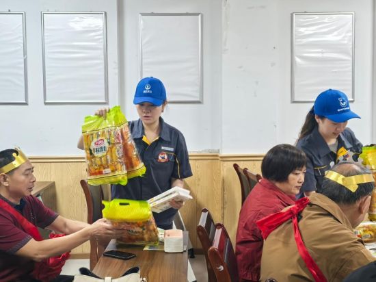 重庆燃气璧山公司“红岩燃小兵”为社区老人发放生日小礼品。重庆燃气 供图 重庆燃气璧山公司“红岩燃小兵”为社区老人发放生日小礼品。重庆燃气 供图