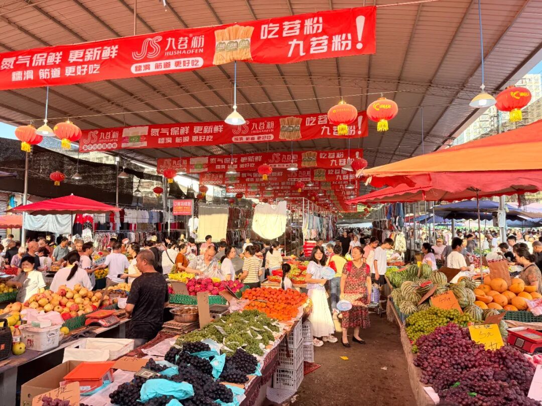 重庆市高新区曾家农贸市场“赶场”现场 吴燕霞摄 重庆市高新区曾家农贸市场“赶场”现场 吴燕霞摄