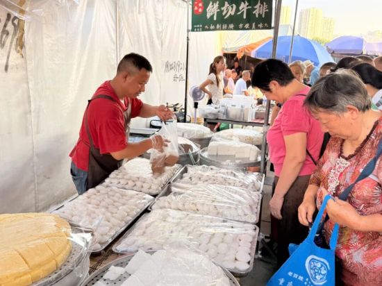 重庆市高新区曾家农贸市场“赶场”现场摊位。吴燕霞 摄 重庆市高新区曾家农贸市场“赶场”现场摊位。吴燕霞 摄