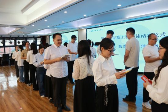 图为结对仪式赠书籍。丰都县融智学校供图 图为结对仪式赠书籍。丰都县融智学校供图