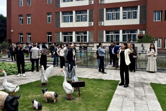 图为与会学员参观劳动教育实践基地。丰都县融智学校 供图 图为与会学员参观劳动教育实践基地。丰都县融智学校 供图
