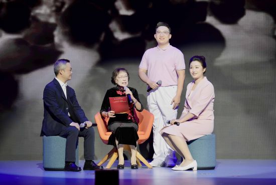 图为晚会现场。周毅 摄 图为晚会现场。周毅 摄